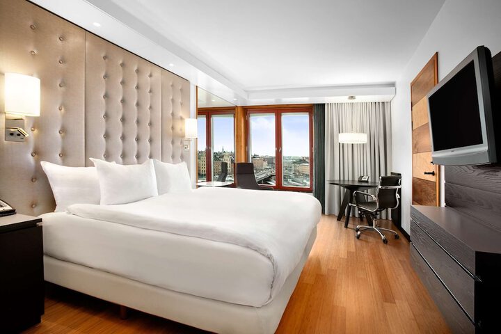 Room 34 of 167