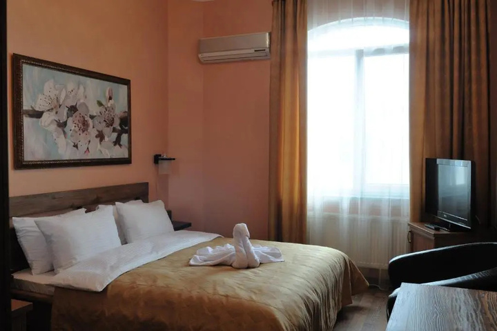 Room 6 of 10