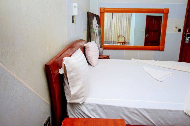 Room 6 of 28