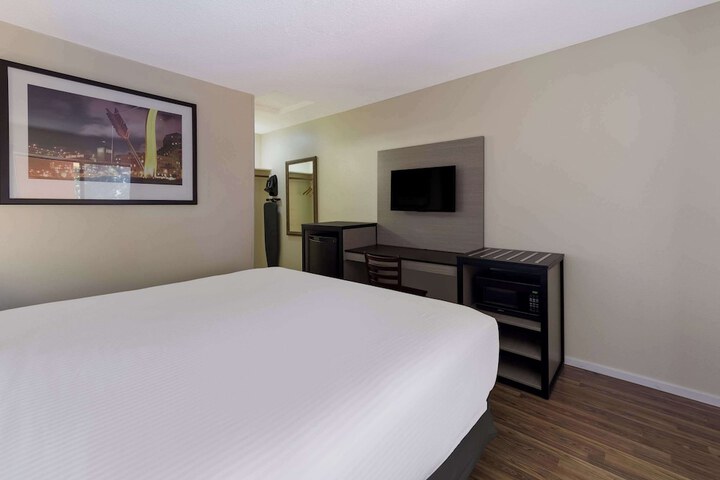 1 King Bed (3 of 7)