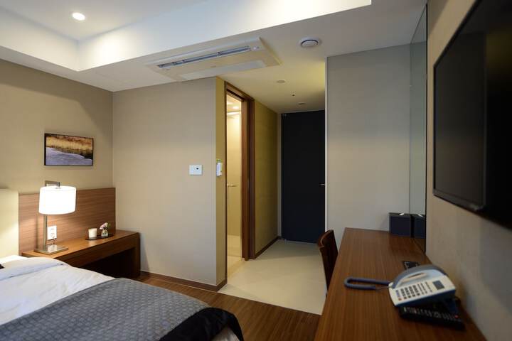 Room 10 of 77
