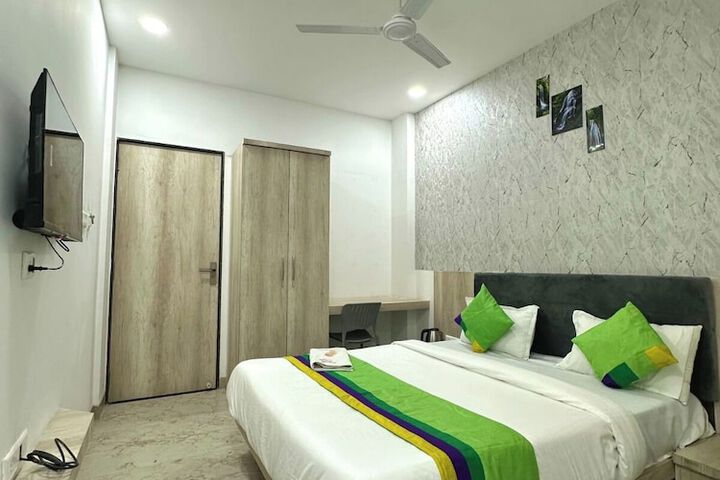 Room 17 of 39