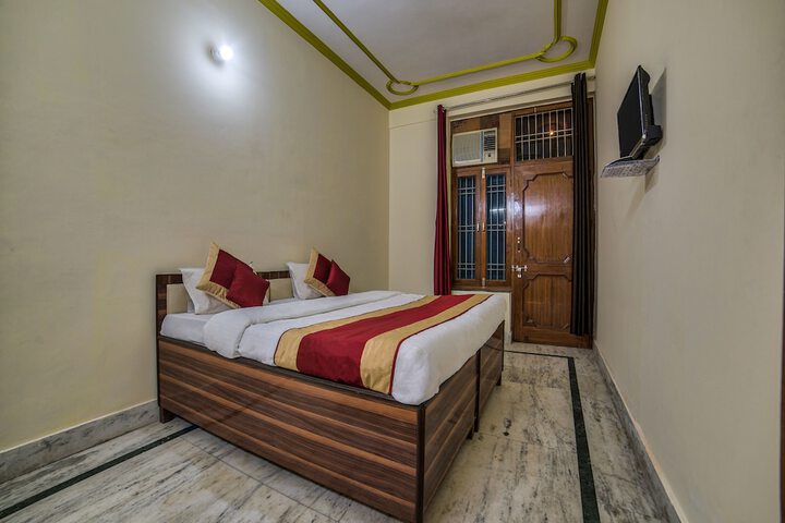Room 8 of 18