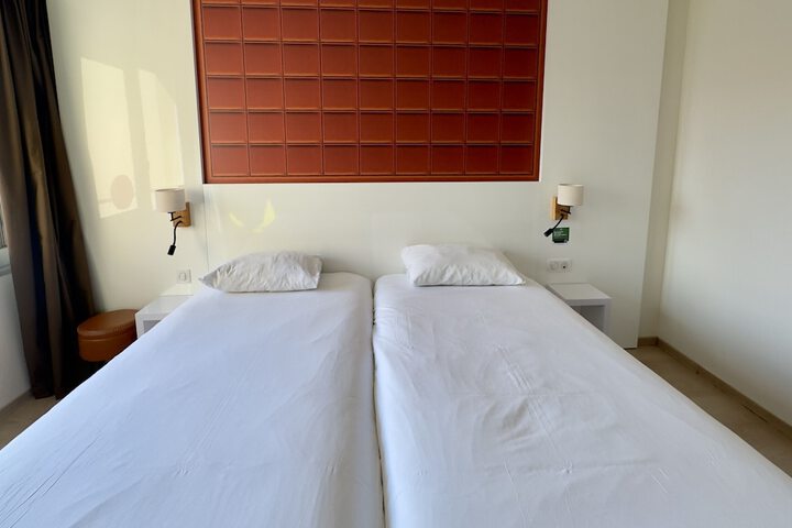 Room 8 of 76