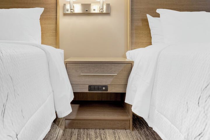 1 Queen Bed (3 of 13)