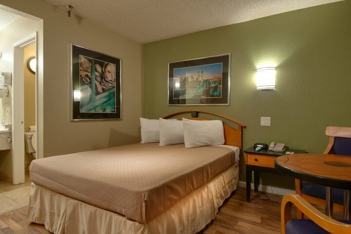 Deluxe Queen Bed (4 of 9)