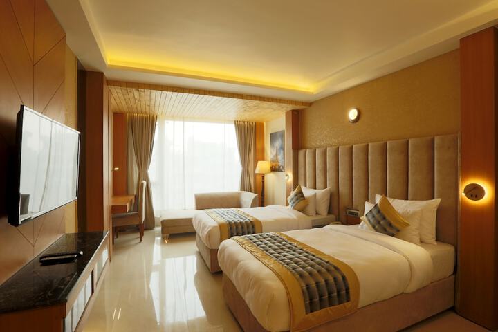 Room 6 of 12