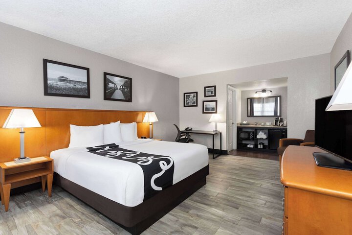 1 King Bed (6 of 6)