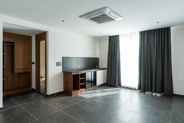 Room 4 of 8