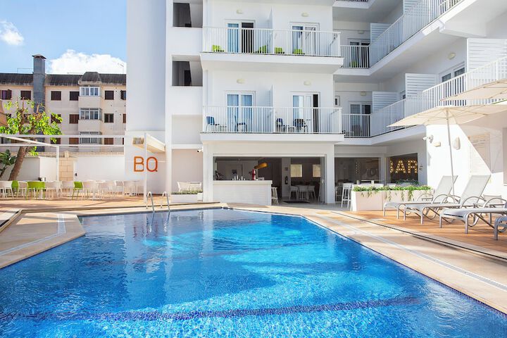 Hotel Pool
