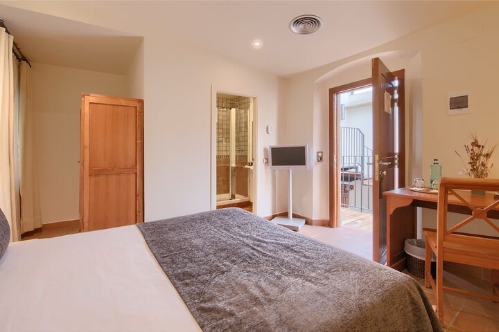 Room 3 of 73
