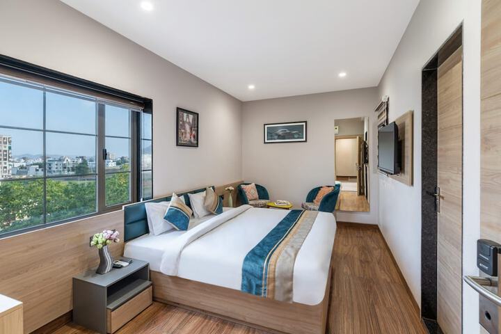 Room 3 of 8