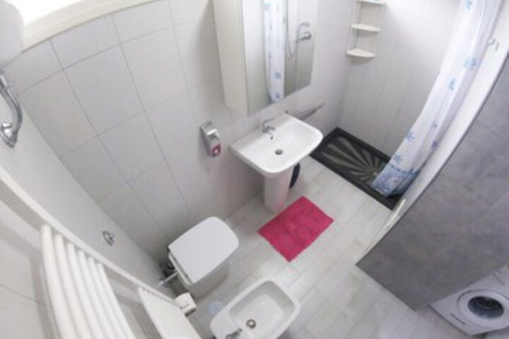Room 2 of 31