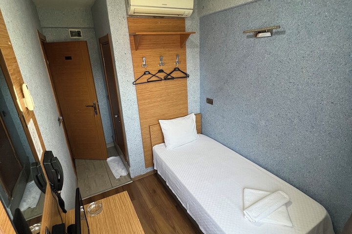 Room 7 of 38