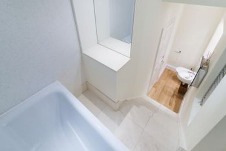 Room 4 of 18