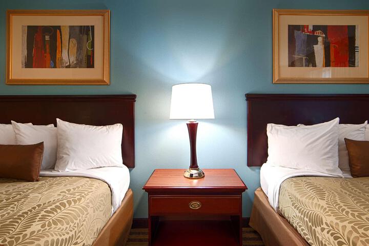 2 Queen Beds Microwave and Refrigerator Work Desk WiFi Full Breakfast (3 of 7)