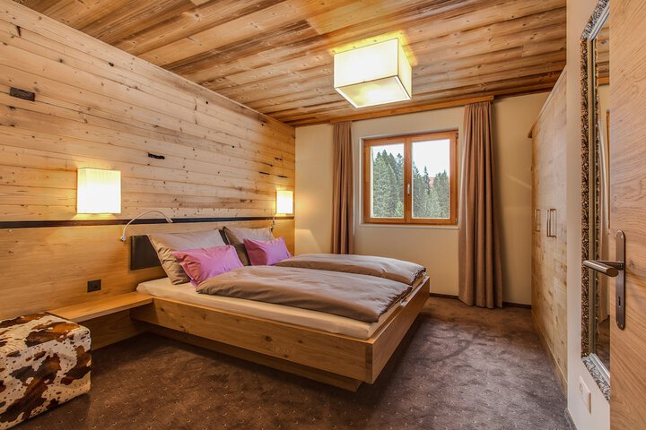 Room 4 of 66