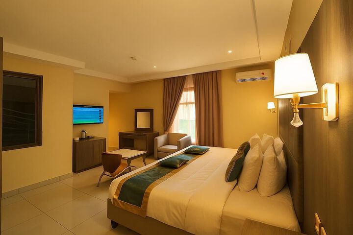 Room 33 of 102