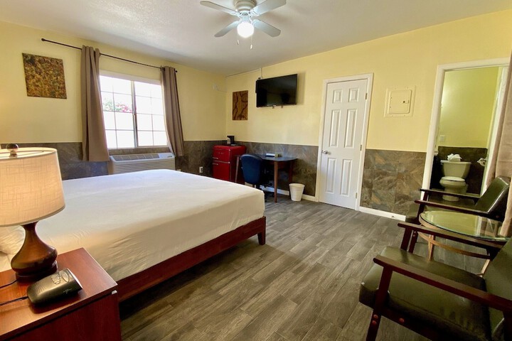 Standard King Bed Kitchenette (13 of 19)