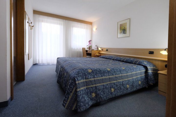 Room 4 of 44