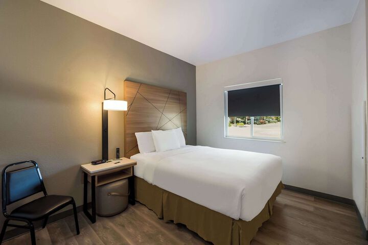 1 Queen Bed (6 of 13)