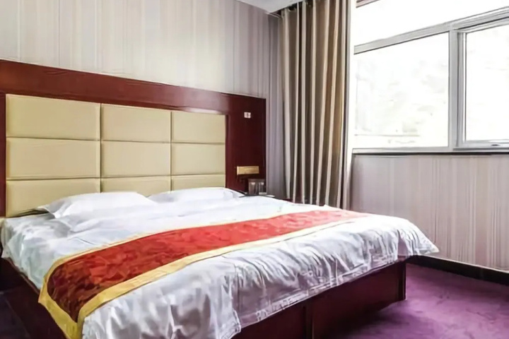 Room 4 of 9