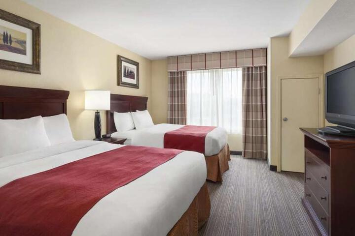 2 Queen Beds (9 of 12)