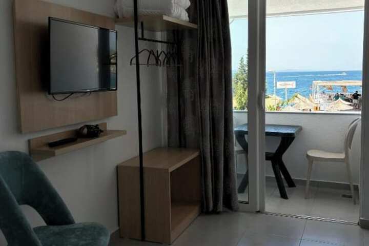 Room 9 of 20