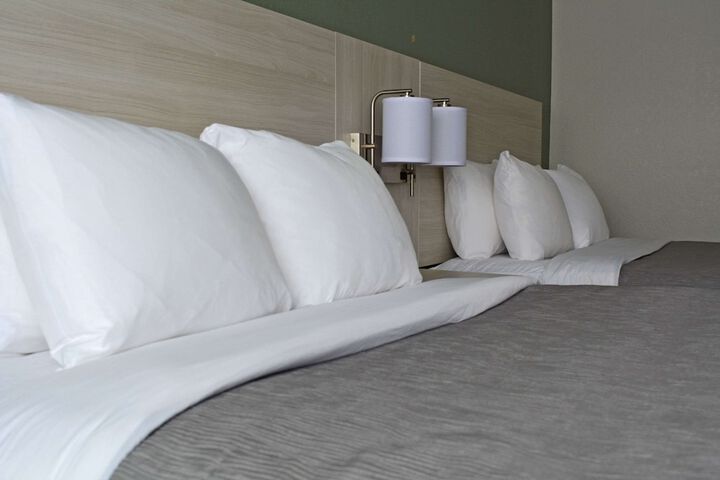 2 Queen Beds (7 of 8)