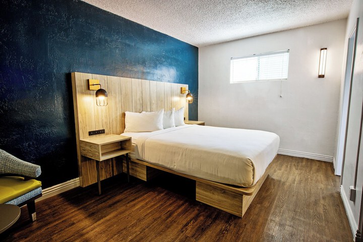 Deluxe 2 Queen Beds (3 of 14)