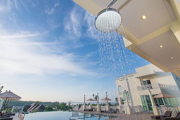 Hotel with Pool