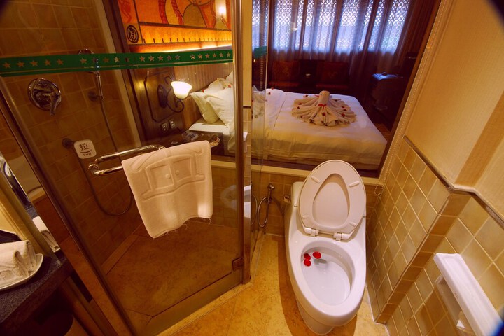 Room 17 of 28