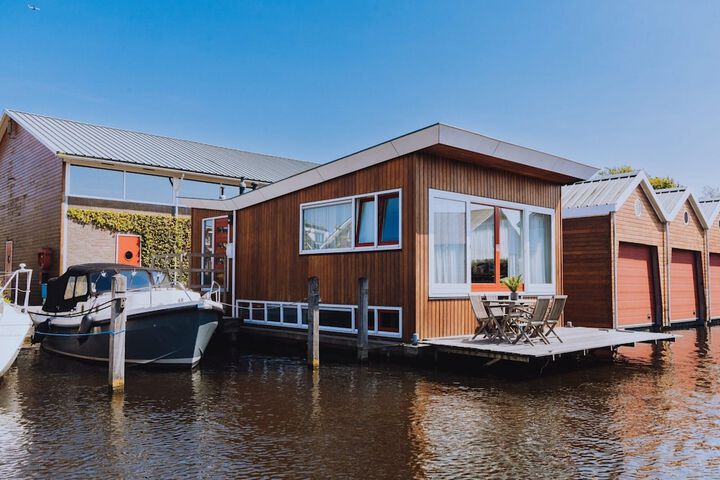 Nice Houseboat with Dishwasher near Amsterdam in Uitgeest