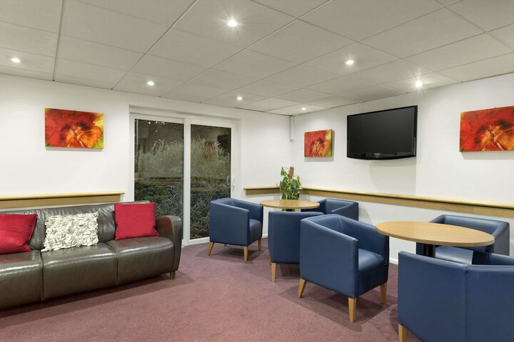 Lounge 18 of 19