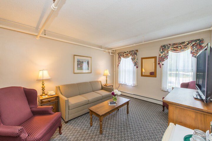 Classic Queen Bed (1 of 18)