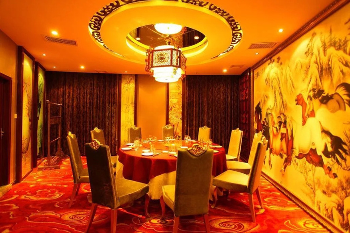 Dining 15 of 16