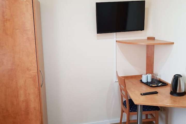 Room 7 of 18