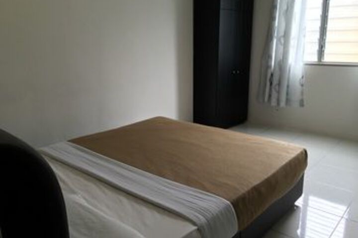 Room 4 of 12