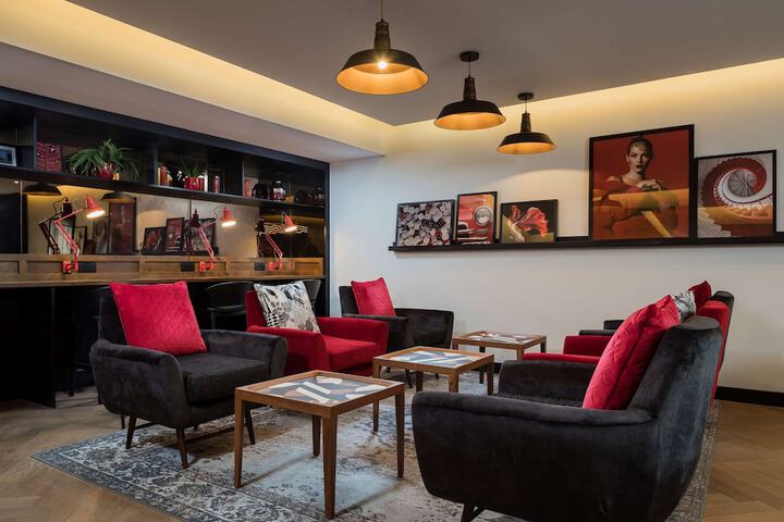 Lounge 57 of 86
