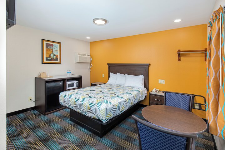 Room 5 of 16