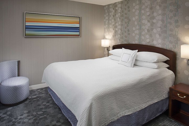 1 King Bed (2 of 13)