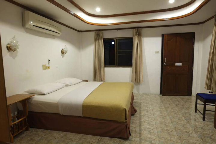 Room 4 of 18