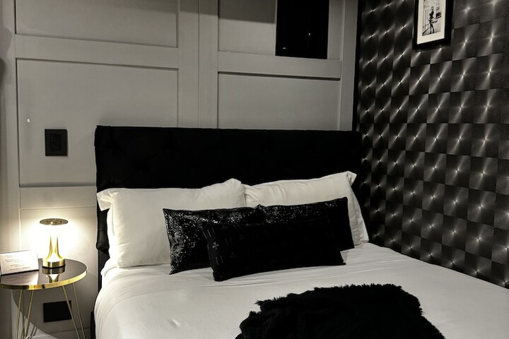 Room 11 of 99