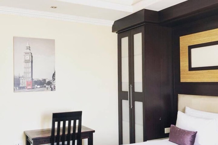 Room 8 of 24