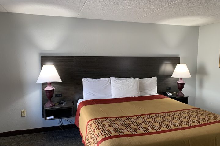 Standard King Bed Accessible (3 of 37)
