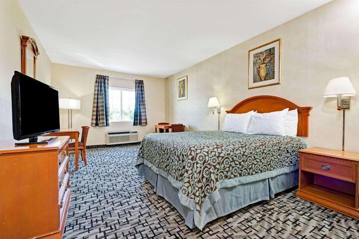 1 Queen Bed (14 of 23)