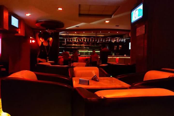 Lounge 41 of 68