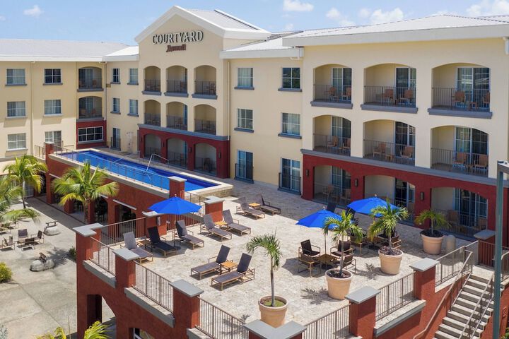Hotel with Pool