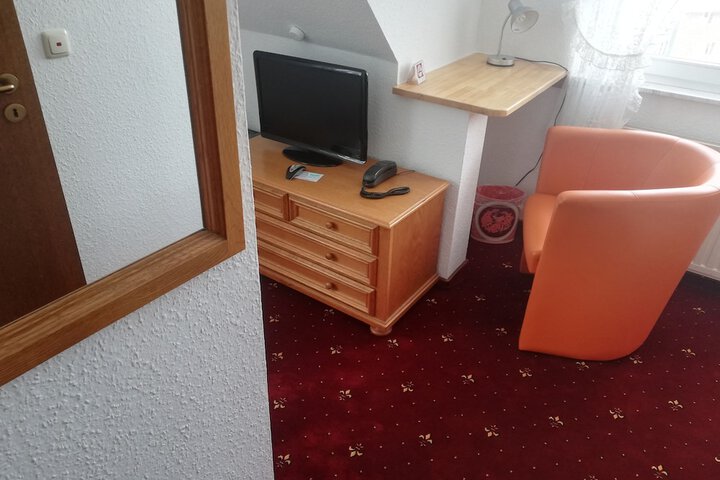 Room 14 of 33