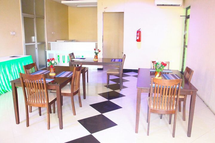 Dining 4 of 7